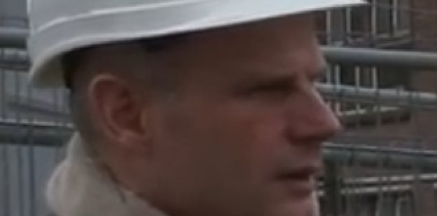 Minister Blok met SK helm Still uit video.jpg
