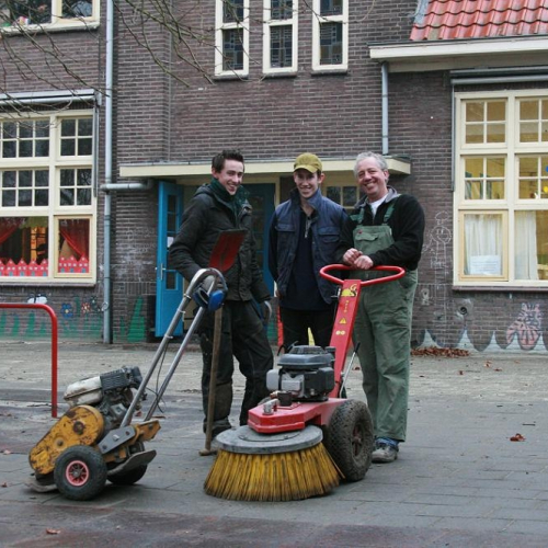 F. vd Sande schoolplein bestraat.JPG