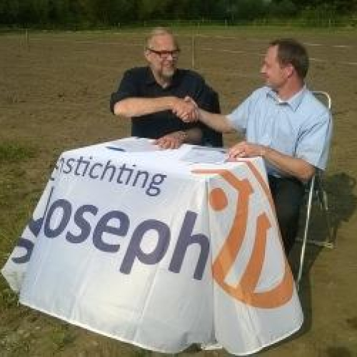 Tekenen contract Hugo van Boxmeer en Rob Dekker St Joseph 16 september 2014 .jpg