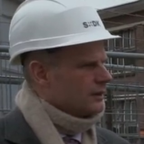 Minister Blok met SK helm Still uit video.jpg