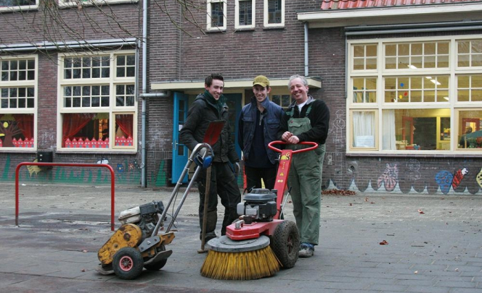F. vd Sande schoolplein bestraat.JPG