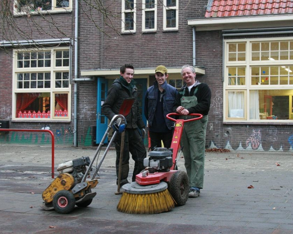 F. vd Sande schoolplein bestraat.JPG