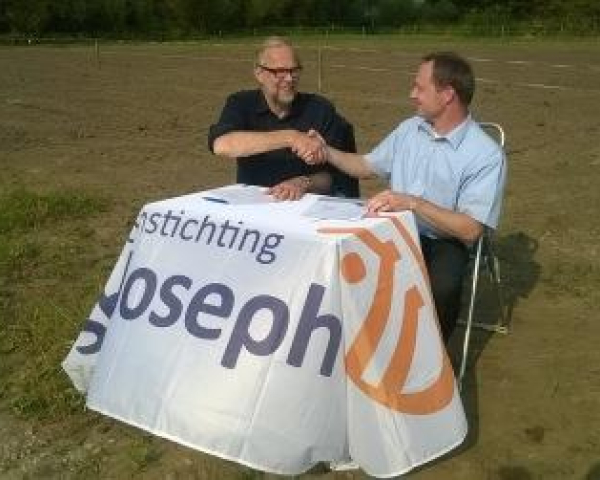 Tekenen contract Hugo van Boxmeer en Rob Dekker St  Joseph 16 september 2014 .jpg