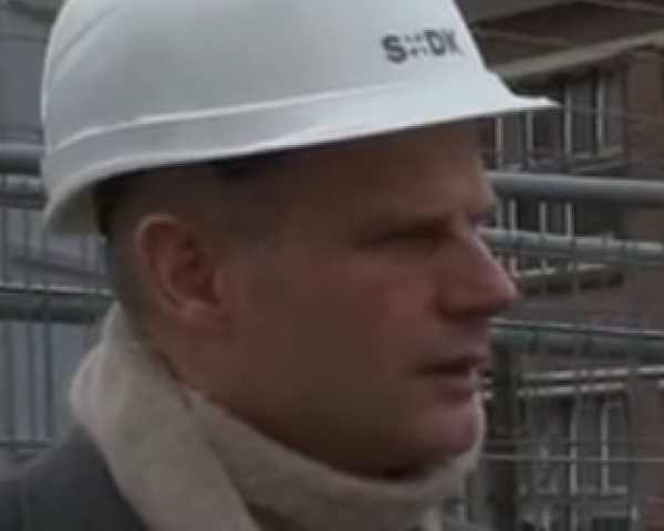 Minister Blok met SK helm Still uit video.jpg