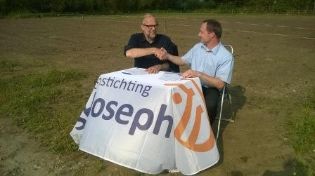 Tekenen contract Hugo van Boxmeer en Rob Dekker St Joseph 16 september 2014 .jpg